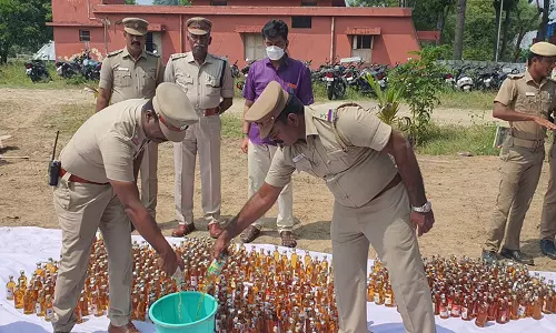 போலீசாரால் பறிமுதல் செய்யப்பட்ட 988 மது பாட்டில்கள் அழிப்பு