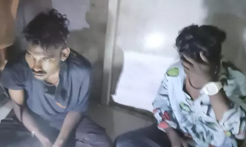 திண்டுக்கல் அருகே நள்ளிரவில் வழிப்பறியில் ஈடுபட்ட 2 வாலிபர்கள் சிக்கினர்