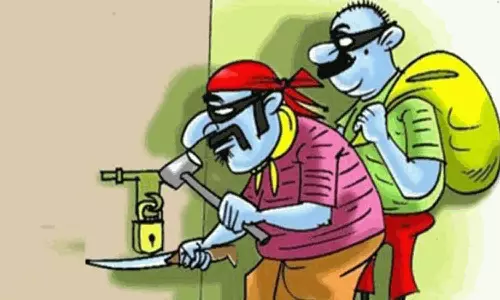 கடையை உடைத்து பணம்-பொருட்கள் திருட்டு