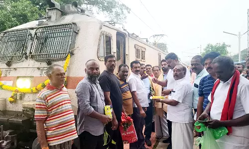 செங்கோட்டை- நெல்லை மின்சார ரெயிலுக்கு தென்காசியில் வரவேற்பு