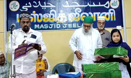 காயல்பட்டினம் மீலாடி நபி விழாவில் சிறுவர்களுக்கு பரிசளிப்பு