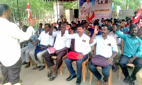 பாளை தியாகராஜநகரில் மின் ஊழியர்கள் தர்ணா போராட்டம்