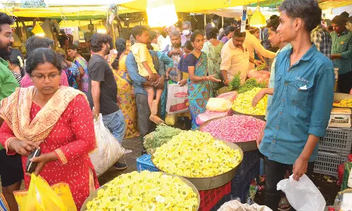 நவராத்திரி விழா காரணமாக கோவை மார்க்கெட்டில் பூக்கள் விலை உயர்வு
