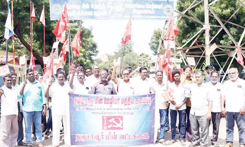 தஞ்சையில், மின்வாரிய ஊழியர்கள் போராட்டம்