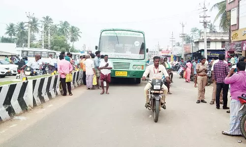 சாலை விபத்தில் பெண் படுகாயம்