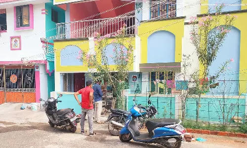 லஞ்ச பணத்துடன் பெண் சார்பதிவாளரை பஸ்சில் சுற்றி வளைத்த லஞ்ச ஒழிப்பு போலீசார்: வீட்டிலும் அதிரடி சோதனை