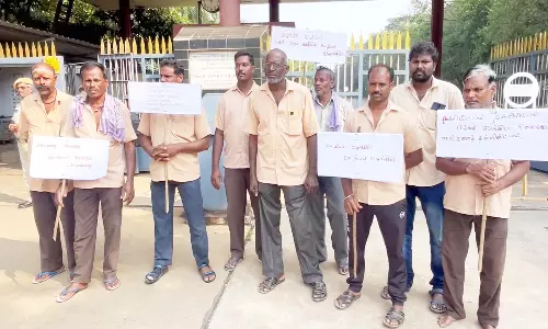 காலம் தாழ்த்தி சம்பளம் வழங்குவதை கண்டித்து நூதன போராட்டம்