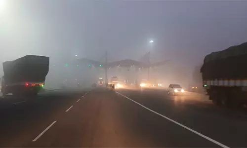 நாமக்கல்லில் கடும் பனிப்பொழிவு  சாலையை கடக்க சிரமப்பட்ட வாகன ஓட்டிகள்