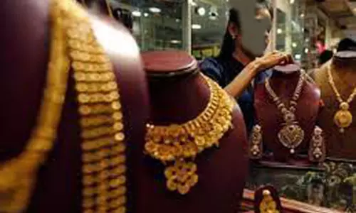 நாகர்கோவில் பிரபல நகைகடையில்  2-வது நாளாக போலீசார் ஆய்வு மோசடி புகார் குறித்து விசாரித்தனர்