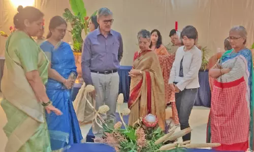 உடுமலை ஸ்ரீ ஜி.வி.ஜி., மகளிர் கல்லூரியில் ஜப்பானிய மலர் அலங்கரிப்பு  கண்காட்சி