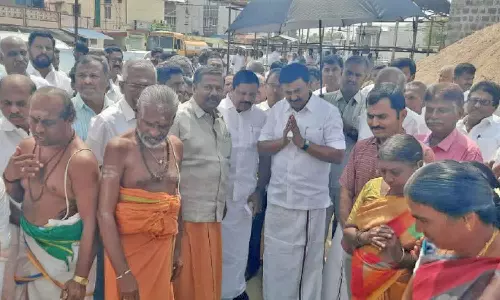 வெள்ளகோவிலில் ரூ.1.50 கோடி செலவில் பெருமாள் கோவில் புனரமைப்பு பணி தொடக்கம் - அமைச்சர் மு.பெ.சாமிநாதன் தொடங்கி வைத்தார்