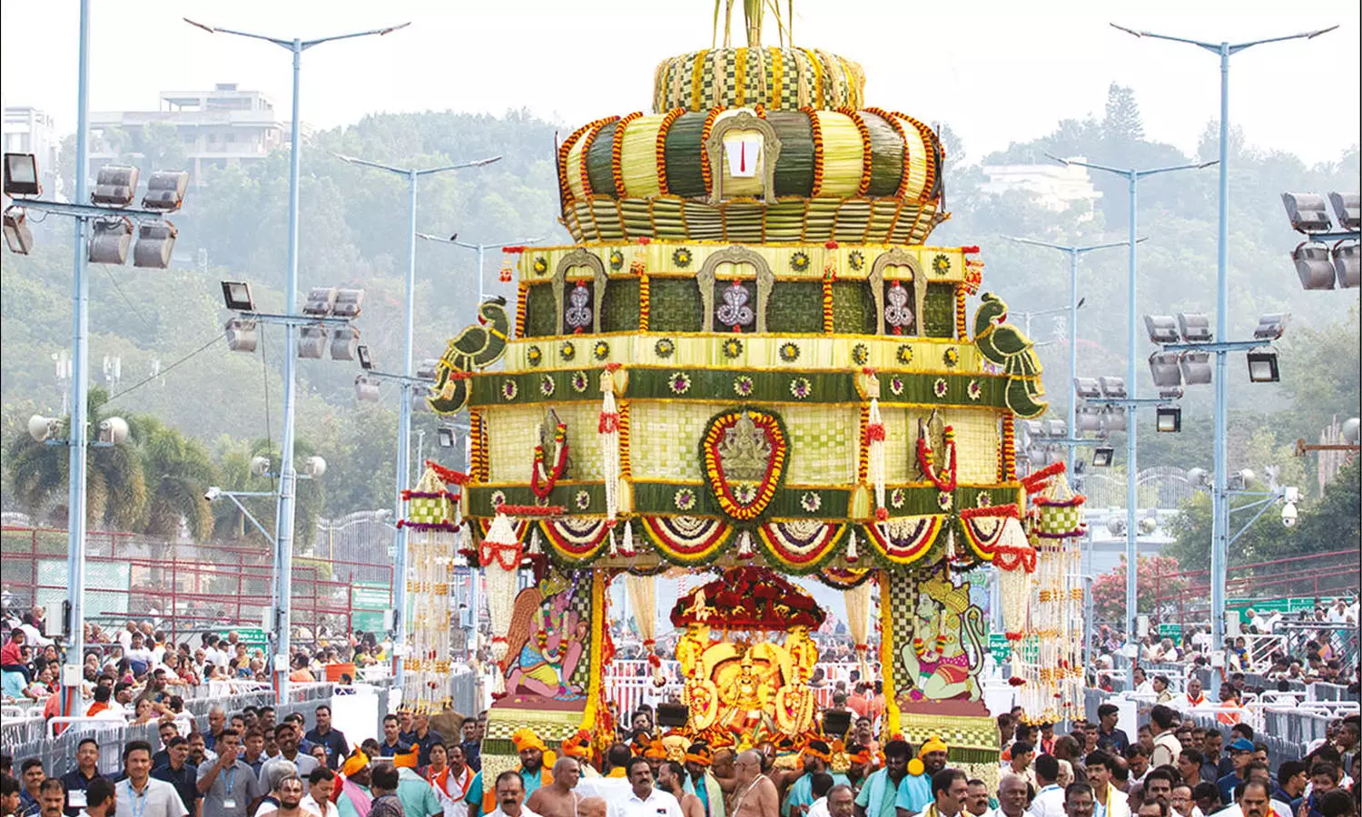 திருப்பதி ஏழுமலையான் 27 அடி உயர புஷ்பக விமான வீதிஉலா திருப்பதி ஏழுமலையான் 27 அடி உயர புஷ்பக விமான வீதிஉலா