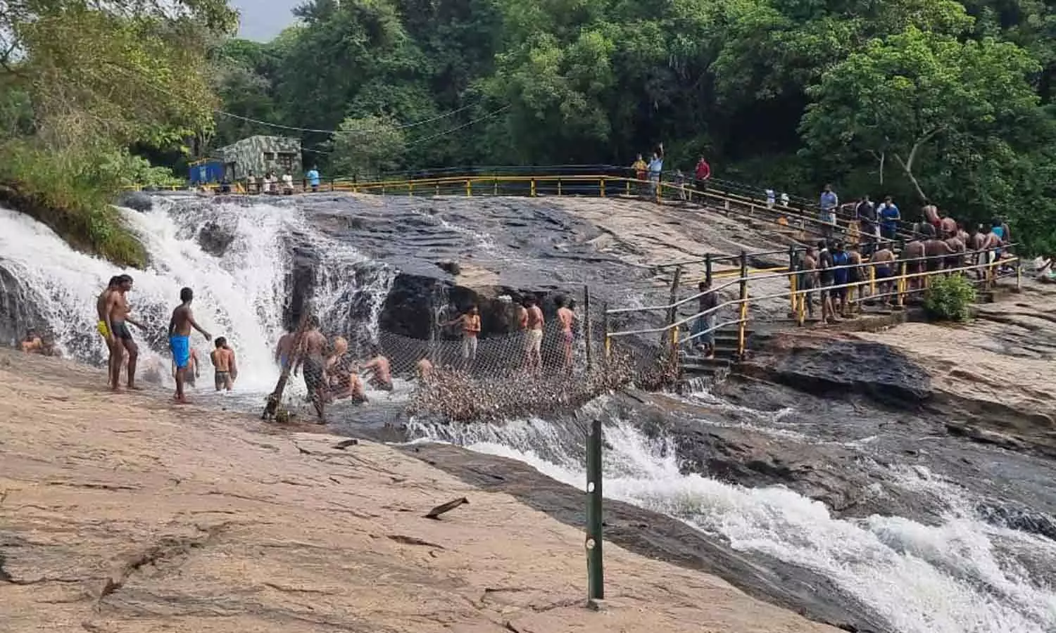 9 நாட்களுக்கு பிறகு அனுமதி: கும்பக்கரை அருவியில் சுற்றுலா பயணிகள் உற்சாகம்