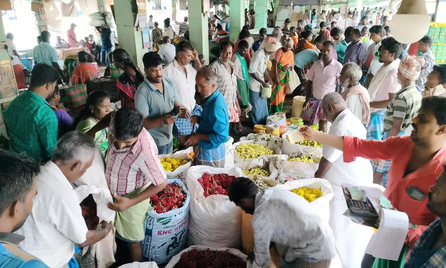 ஆயுதபூஜை, விஜயதசமியை முன்னிட்டு திண்டுக்கல் மார்க்கெட்டில் பூக்கள் வரத்து அதிகரிப்பு ஆயுதபூஜை, விஜயதசமியை முன்னிட்டு திண்டுக்கல் மார்க்கெட்டில் பூக்கள் வரத்து அதிகரிப்பு