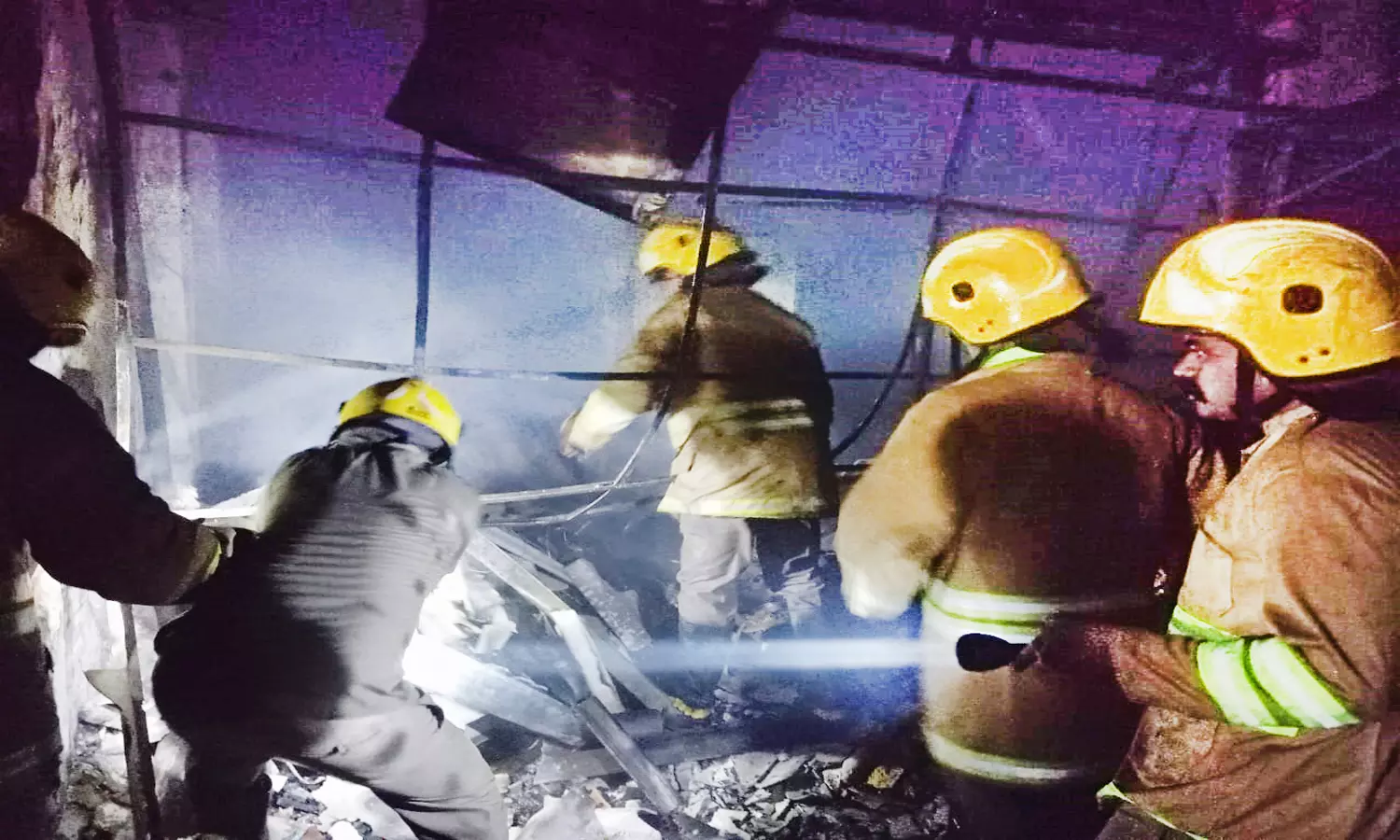 திண்டுக்கல் பஸ்நிலையத்தில் பலகார கடையில் பயங்கர தீ விபத்து திண்டுக்கல் பஸ்நிலையத்தில் பலகார கடையில் பயங்கர தீ விபத்து