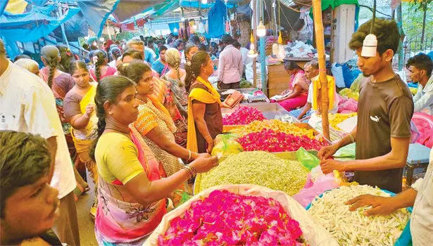 ஆயுத பூஜையையொட்டி சேலத்தில் ஒரு கிலோ மல்லிகை ரூ.700-க்கு விற்பனை ஆயுத பூஜையையொட்டி சேலத்தில் ஒரு கிலோ மல்லிகை ரூ.700-க்கு விற்பனை