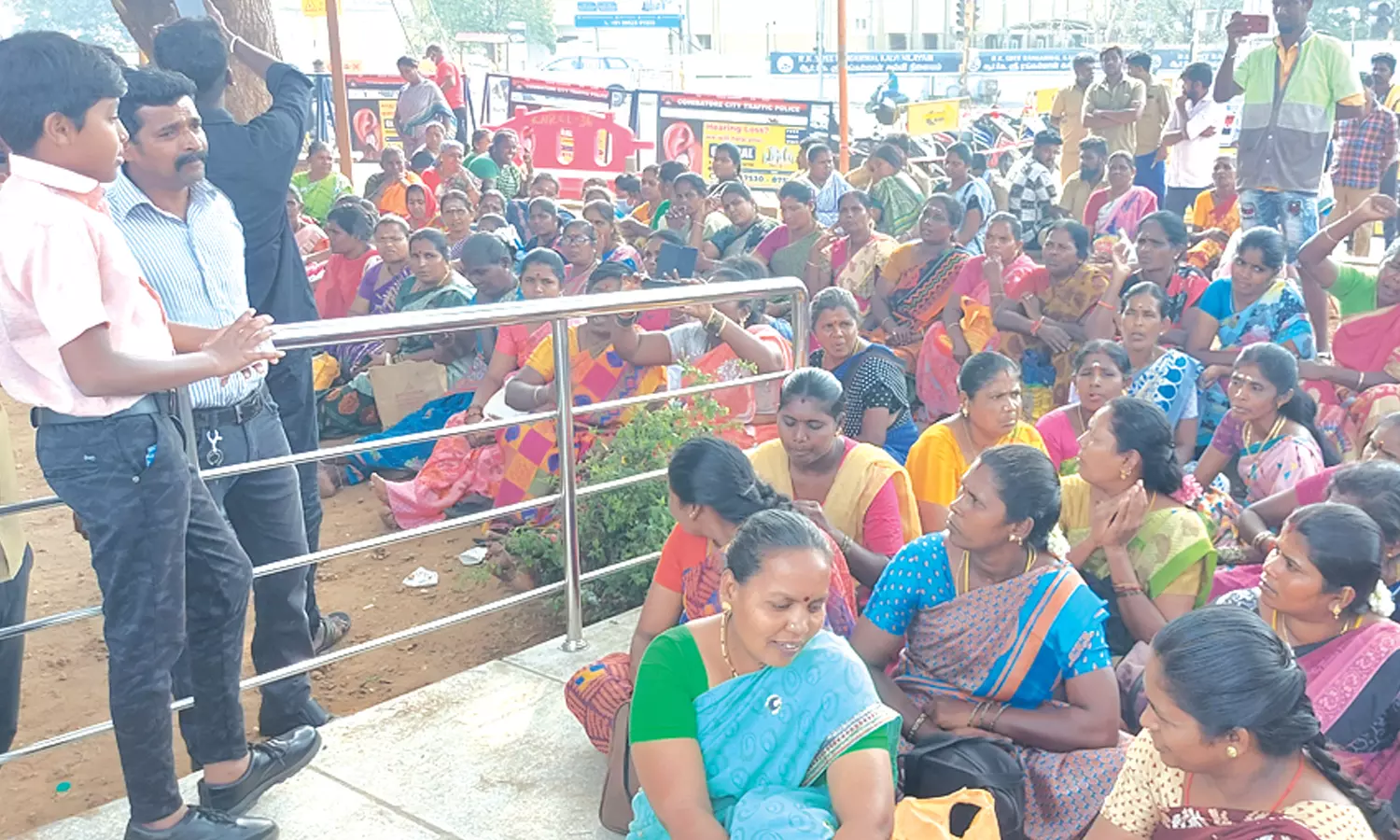 கோவையில் மாநகராட்சி ஒப்பந்த தூய்மை பணியாளர்கள் 2-வது நாளாக போராட்டம் கோவையில் மாநகராட்சி ஒப்பந்த தூய்மை பணியாளர்கள் 2-வது நாளாக போராட்டம்