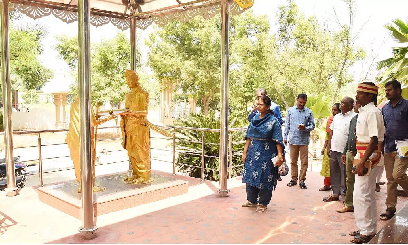 அதியமான்கோட்டையில் அதியமான் கோட்டம் புனரமைப்பு பணிகளை கலெக்டர் நேரில் ஆய்வு அதியமான்கோட்டையில் அதியமான் கோட்டம் புனரமைப்பு பணிகளை கலெக்டர் நேரில் ஆய்வு