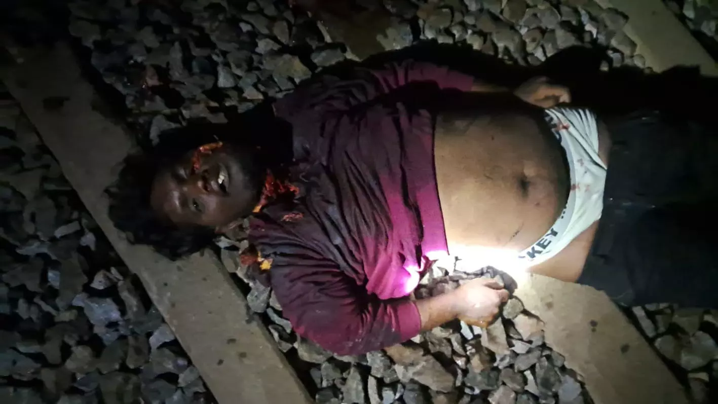 பாலக்கோடு அருகே ரெயில் மோதி வாலிபர் பலி பாலக்கோடு அருகே ரெயில் மோதி வாலிபர் பலி