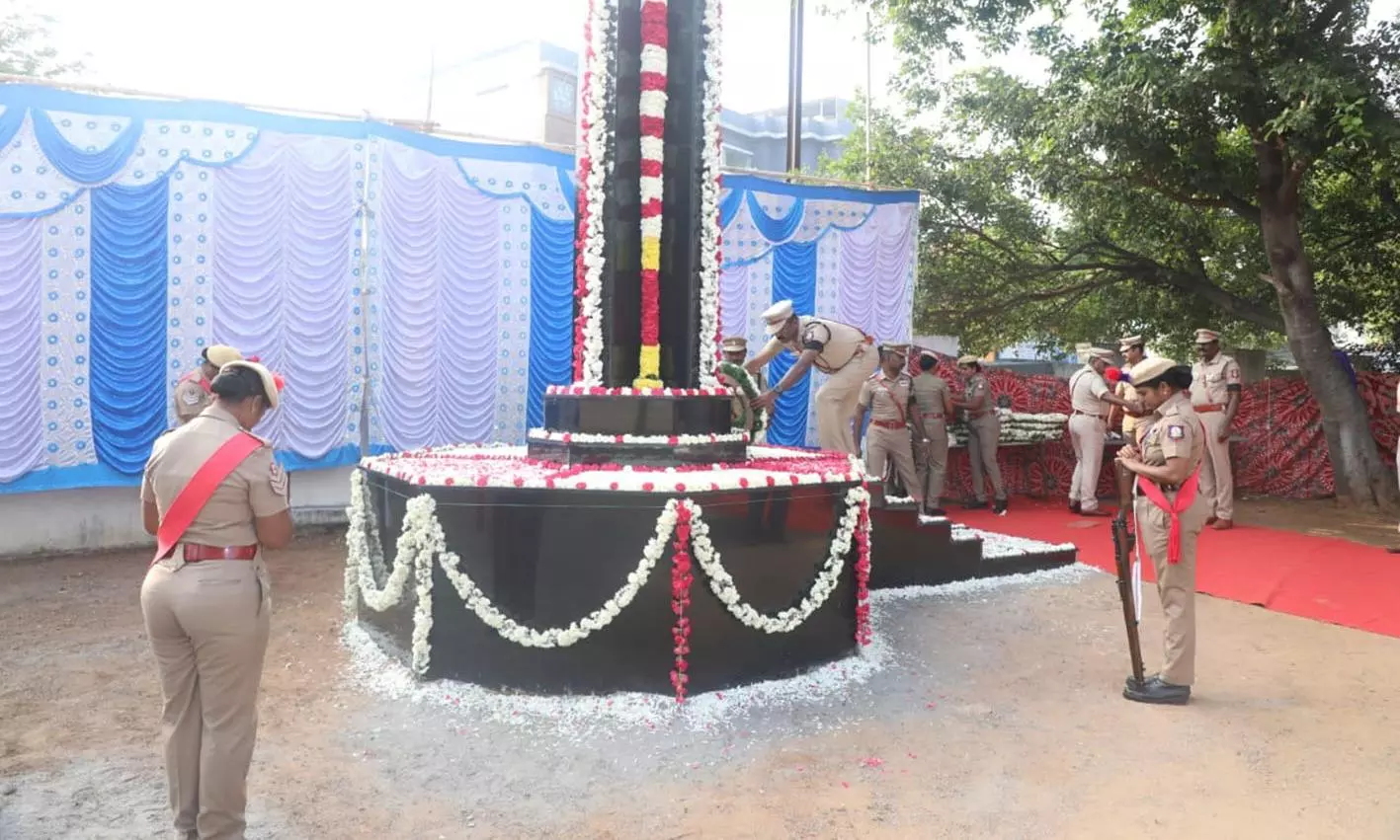 தருமபுரியில் காவலர்கள் வீரவணக்க நாள் அனுசரிப்பு 63 குண்டுகள் முழங்க எஸ்.பி., மலர் வளையம் வைத்து மரியாதை தருமபுரியில் காவலர்கள் வீரவணக்க நாள் அனுசரிப்பு 63 குண்டுகள் முழங்க எஸ்.பி., மலர் வளையம் வைத்து மரியாதை