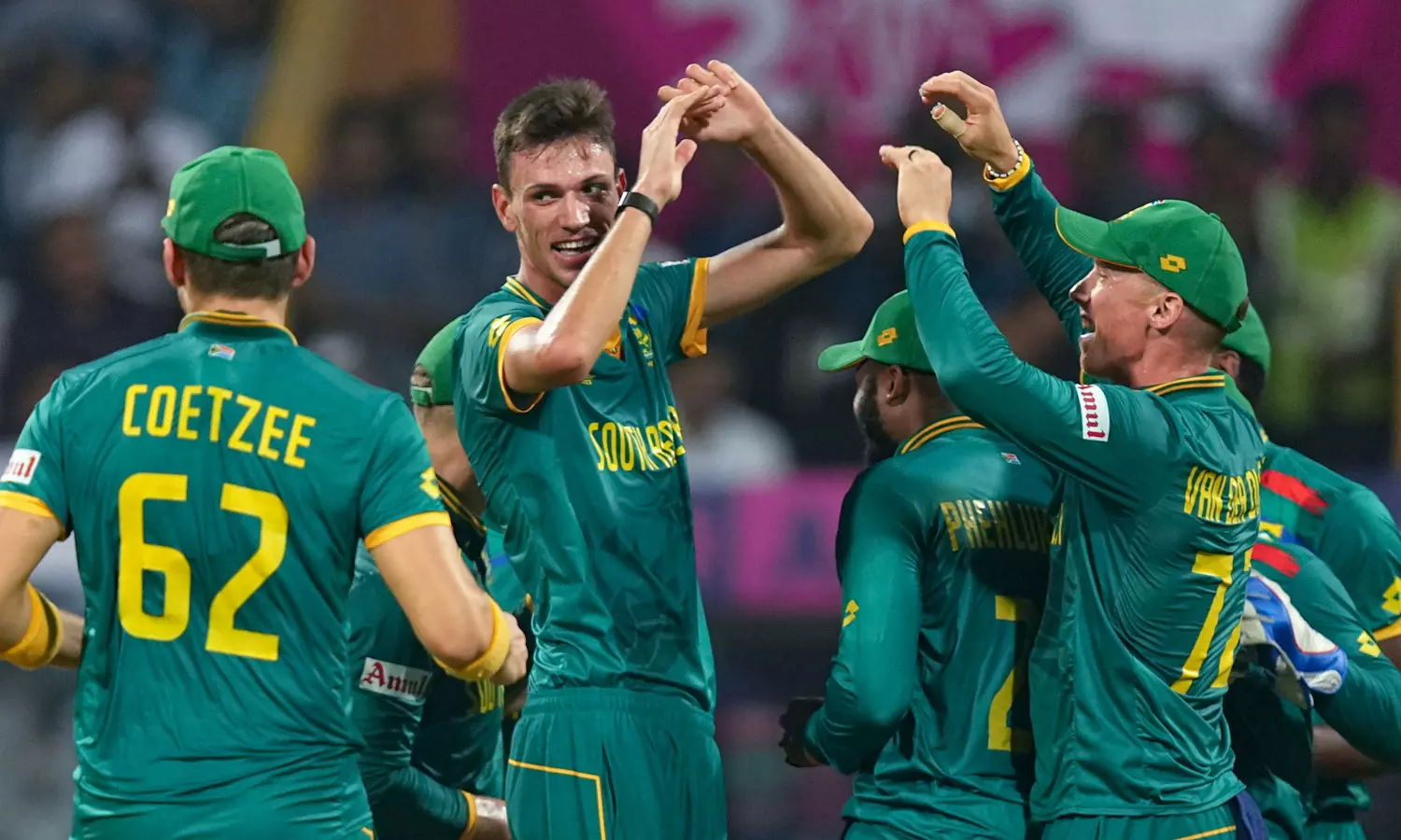 இங்கிலாந்தை அடித்து நொறுக்கிய தென் ஆப்பிரிக்கா.. 229 ரன்கள் வித்தியாசத்தில் அபார வெற்றி இங்கிலாந்தை அடித்து நொறுக்கிய தென் ஆப்பிரிக்கா.. 229 ரன்கள் வித்தியாசத்தில் அபார வெற்றி