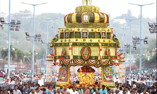 திருப்பதி ஏழுமலையான் 27 அடி உயர புஷ்பக விமான வீதிஉலா