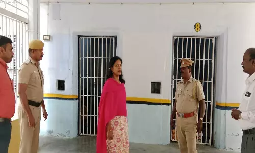 பெரியகுளம் சிறையில் கலெக்டர் ஷஜீவனா திடீர் ஆய்வு