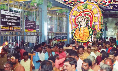 குலசை தசரா திருவிழா: நவநீதகிருஷ்ணர் கோலத்தில் அம்மன் வீதி உலா