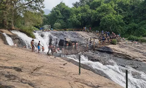 9 நாட்களுக்கு பிறகு அனுமதிகும்பக்கரை அருவியில் சுற்றுலா பயணிகள் உற்சாகம்