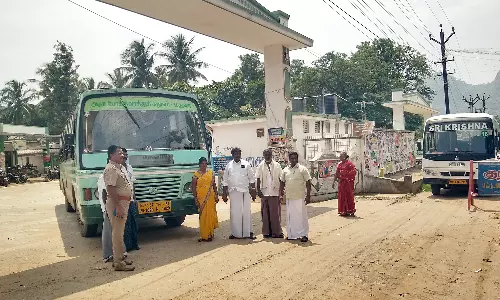 கடமலைக்குண்டுவில் புதிய பஸ் நிலையத்திற்குள் வர மறுக்கும் பஸ்கள்