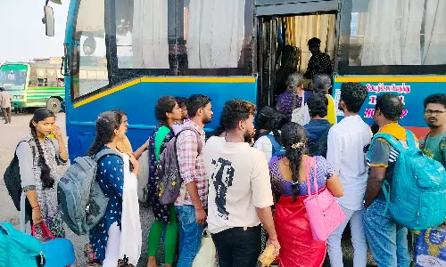 தொடர் விடுமுறையால் ரெயில், பஸ் நிலையங்களில் அலைமோதிய பயணிகள்