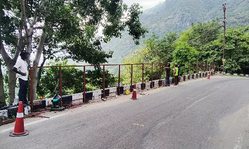 குமுளி மலைச்சாலை பாலத்தில் விபத்துகளை தடுக்க இரும்பு தடுப்பு வேலி
