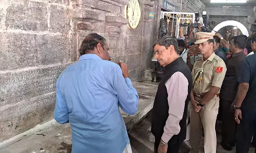 திருவெண்ணைய்நல்லூர் அருகே திருமுண்டீச்சரம் கோவில் கல்வெட்டுகளை ஆய்வு செய்த கவர்னர் ஆர்.என்.ரவி