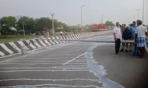 திருச்சி-சென்னை தேசிய நெடுஞ்சாலையில் ஆறாக ஓடிய பால்