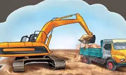 பரமத்தி அருகே கிராவல் மண் அள்ளிய பொக்லைன் எந்திரம் பறிமுதல்