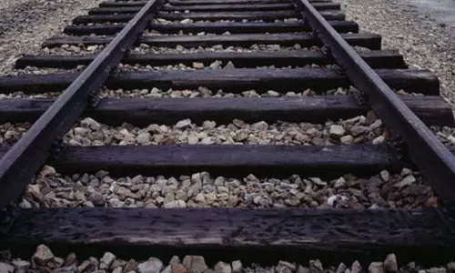 எக்ஸ்பிரஸ் ரெயிலை கவிழ்க்க சதி: தண்டவாளத்தில் கற்களை வைத்தவர்களை பிடிக்க போலீசார் வேட்டை