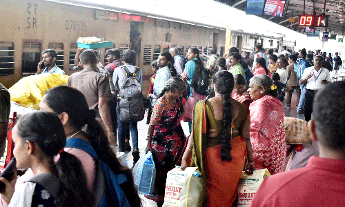 ஈரோடு பஸ்-ரெயில் நிலையங்களில் அலைமோதிய மக்கள் கூட்டம்