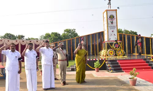 காவலர் நினைவு சின்னத்தில்மலர் வளையம் வைத்து மரியாதை