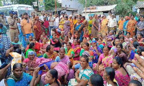 புறவழிச்சாலை அமைக்க எதிர்ப்பு தெரிவித்து கிராம மக்கள் சாலை மறியல்