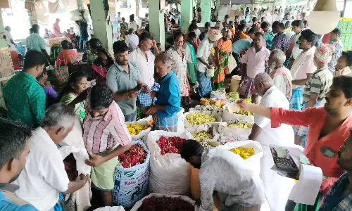 ஆயுதபூஜை, விஜயதசமியை முன்னிட்டு திண்டுக்கல் மார்க்கெட்டில் பூக்கள் வரத்து அதிகரிப்பு