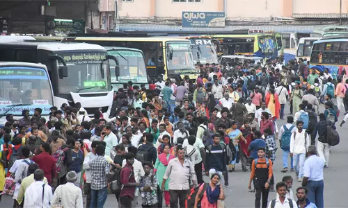 ஆயுத பூஜை தொடர் விடுமுறையையொட்டி சேலம் பஸ், ரெயில் நிலையத்தில் அலை மோதிய மக்கள் கூட்டம்