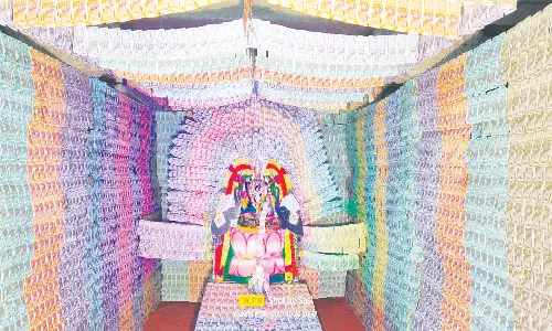 அம்மனுக்கு 200 பவுன் நகை, 45 லட்சம் ரூபாய் நோட்டுகளால் சிறப்பு அலங்காரம்