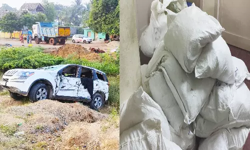 பஸ் மீது குட்கா கடத்தி வந்த கார் மோதி விபத்து