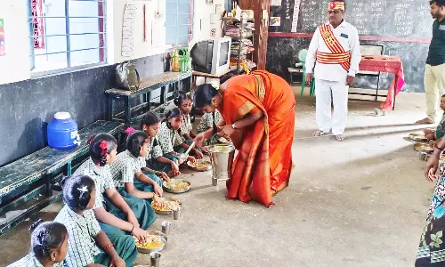 வள்ளுவம்பாக்கம் ஊராட்சி ஒன்றிய தொடக்க பள்ளியில் கலெக்டர் திடீர் ஆய்வு