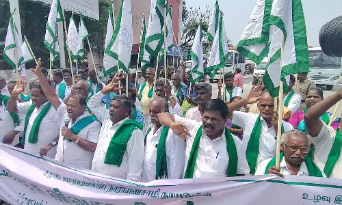 கர்நாடகாவை கண்டித்து சேலத்தில் ரெயில் மறியலுக்கு முயன்ற விவசாயிகள் 30 பேர் கைது