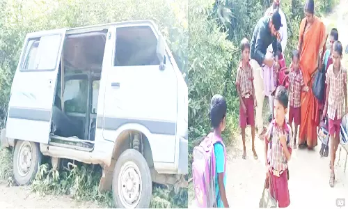 விபத்தில் சிக்கிய மாணவர்களை மீட்டு பள்ளிக்கு அனுப்பிய கலெக்டர்