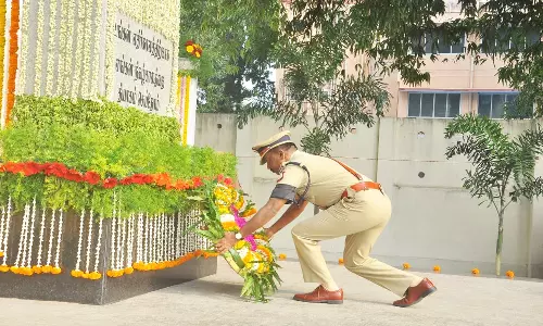 பணியின் போது உயிர் நீத்த போலீசாருக்கு வீர வணக்கம்
