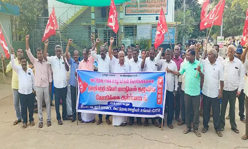 கடலூரில் கூட்டுறவு ஊழியர் சங்கத்தினர் ஆர்ப்பாட்டம்