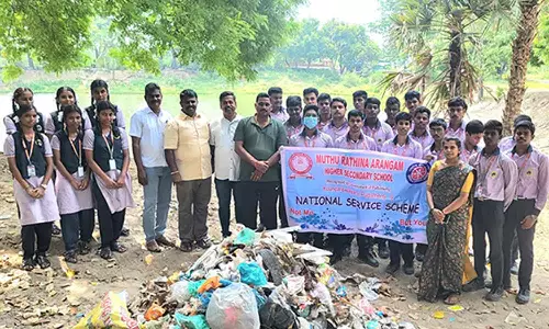 முத்து ரத்தினம் அரங்கம் பள்ளி மாணவர்கள் குளம் தூய்மை பணி