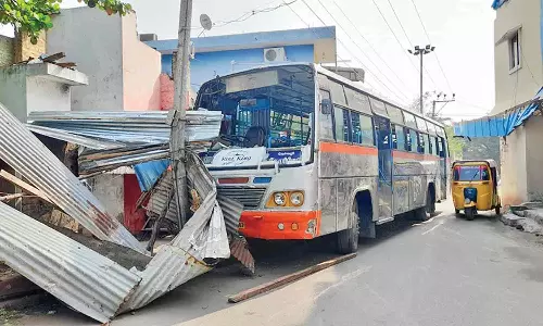 நள்ளிரவில் தாறுமாறாக ஓடிய பஸ் மின் கம்பத்தில் மோதியது